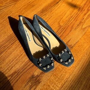 Karl Lagerfeld Hadley pump in midnight blue with silver heel. Size 7.5